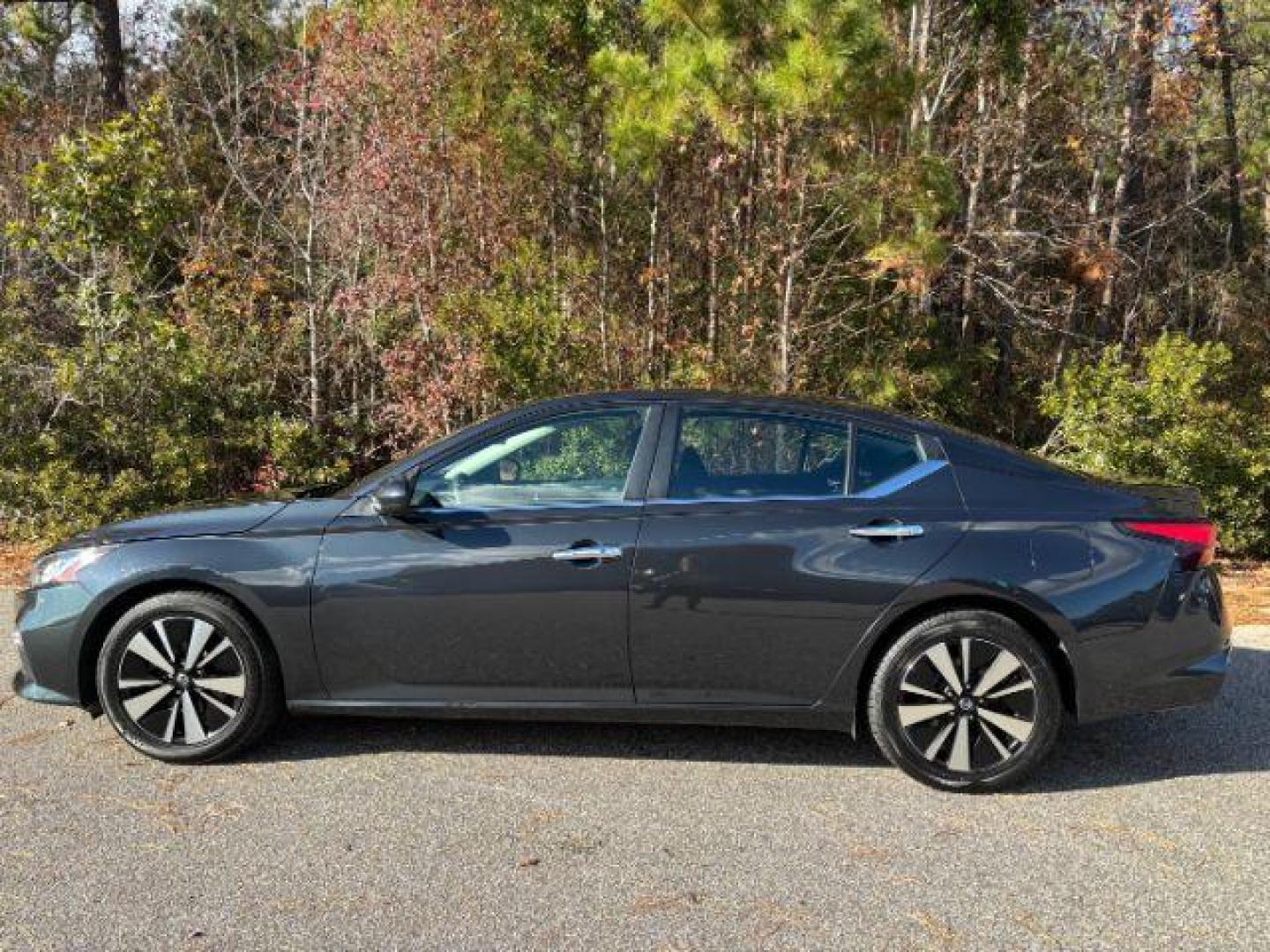 2022 /Charcoal Nissan Altima 2.5 SV (1N4BL4DV8NN) with an 2.5L L4 DOHC 16V engine, Continuously Variable Transmission transmission, located at 2761 East Hwy 501, Conway, SC, 29526, (843) 331-1151, 33.781528, -78.989883 - 2022 Nissan Altima 2.5 SV - Photo#1