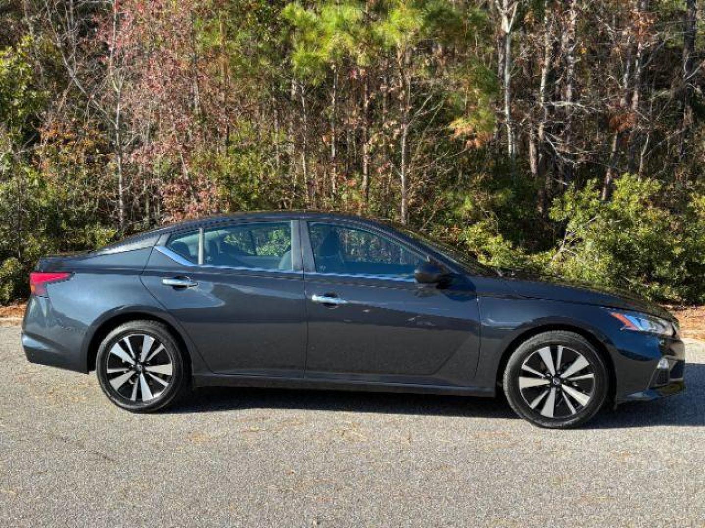 2022 /Charcoal Nissan Altima 2.5 SV (1N4BL4DV8NN) with an 2.5L L4 DOHC 16V engine, Continuously Variable Transmission transmission, located at 2761 East Hwy 501, Conway, SC, 29526, (843) 331-1151, 33.781528, -78.989883 - 2022 Nissan Altima 2.5 SV - Photo#2