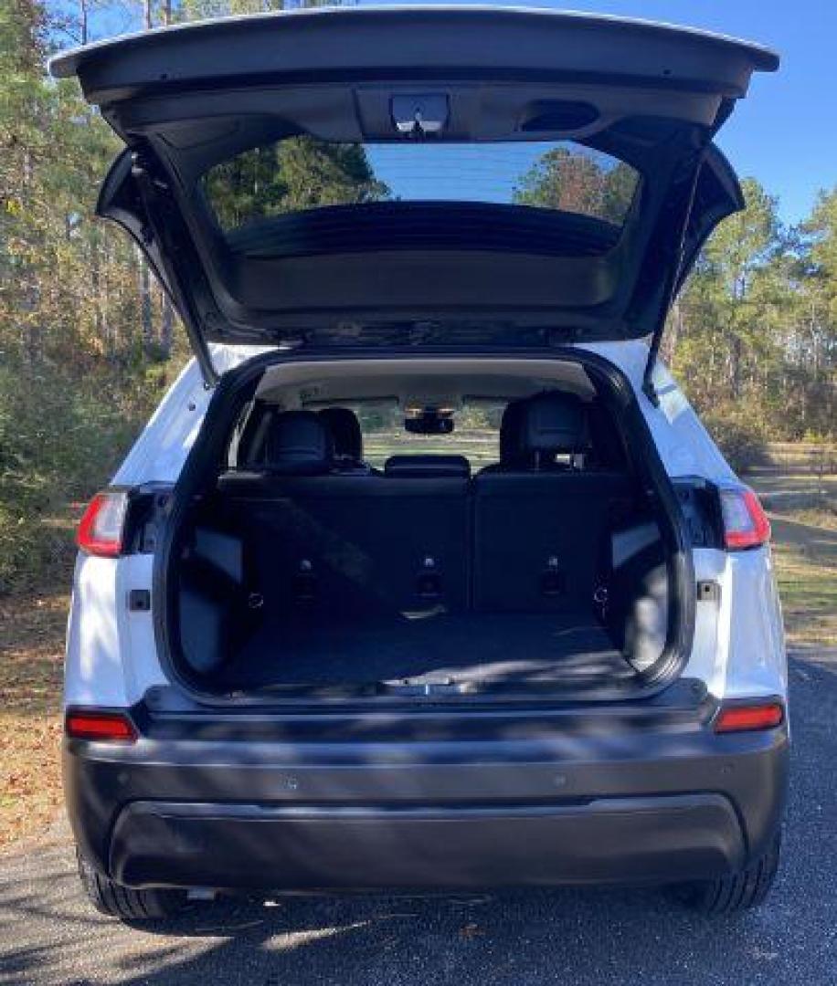 2023 /Black Jeep Cherokee Latitude Lux 4WD (1C4PJMMB7PD) with an 2.4L L4 DOHC 16V engine, 9-Speed Automatic transmission, located at 9146 Ocean Hwy West, Calabash, NC, 28467, (910) 579-1110, 33.928635, -78.576157 - 2023 Jeep Cherokee Latitude Lux 4WD - Photo#8