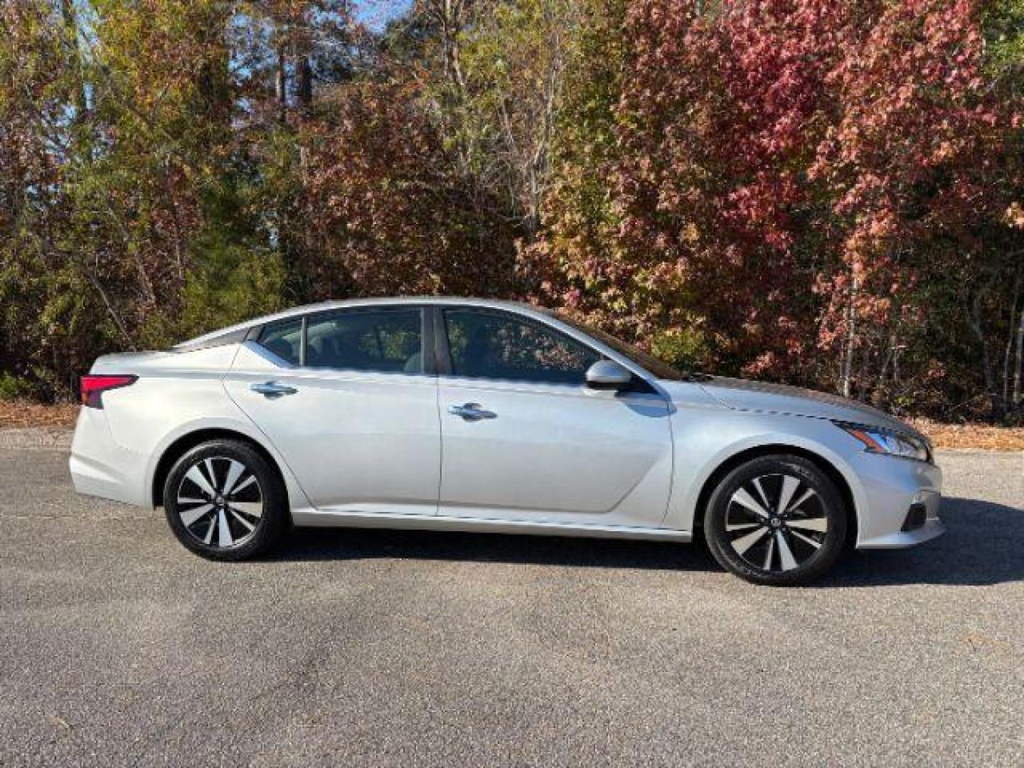 2022 /Charcoal Nissan Altima 2.5 SV (1N4BL4DV4NN) with an 2.5L L4 DOHC 16V engine, Continuously Variable Transmission transmission, located at 2761 East Hwy 501, Conway, SC, 29526, (843) 331-1151, 33.781528, -78.989883 - 2022 Nissan Altima 2.5 SV - Photo#2