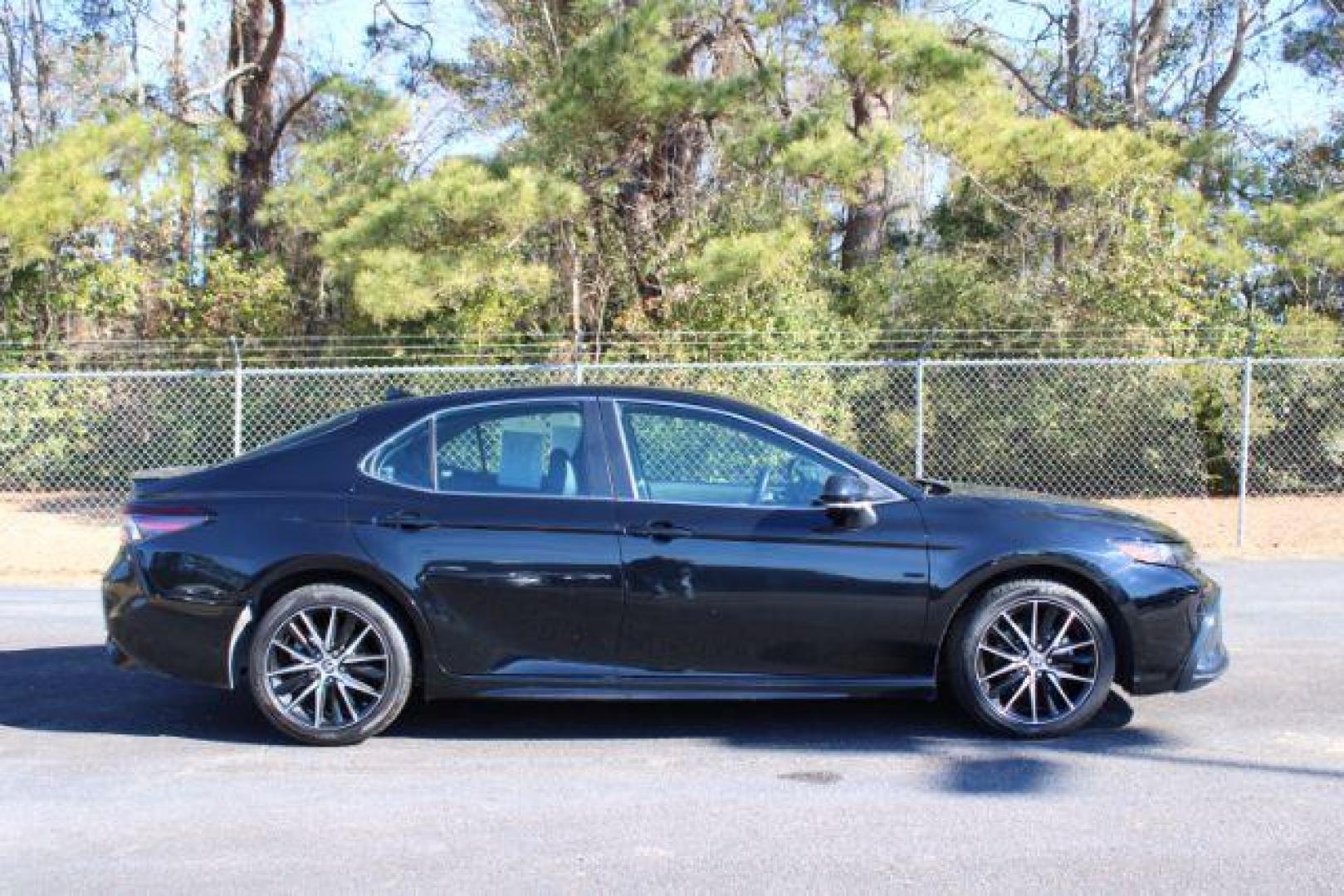 2022 Toyota Camry SE (4T1G11AKXNU) with an 2.5L L4 DOHC 16V engine, 8-Speed Automatic transmission, located at 3598 James B White Hwy South, Whiteville, NC, 28472, (910) 642-3196, 34.294846, -78.732613 - 2022 Toyota Camry SE - Photo#2