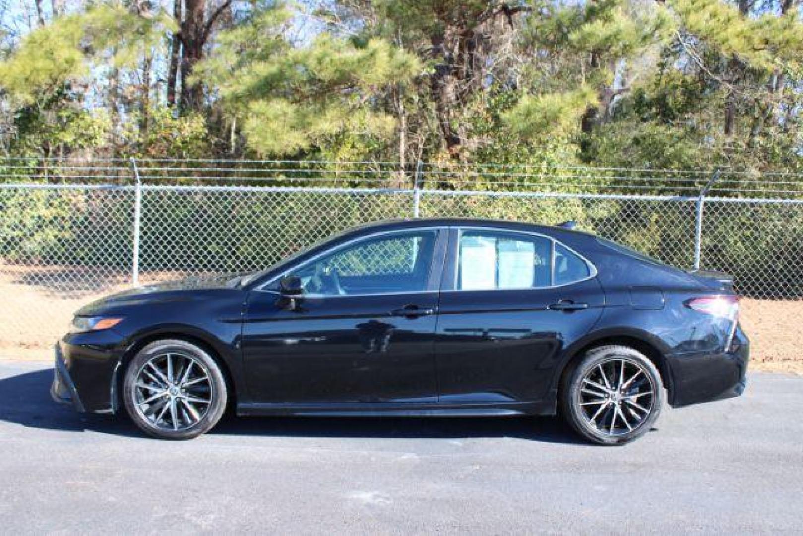 2022 Toyota Camry SE (4T1G11AKXNU) with an 2.5L L4 DOHC 16V engine, 8-Speed Automatic transmission, located at 3598 James B White Hwy South, Whiteville, NC, 28472, (910) 642-3196, 34.294846, -78.732613 - 2022 Toyota Camry SE - Photo#3