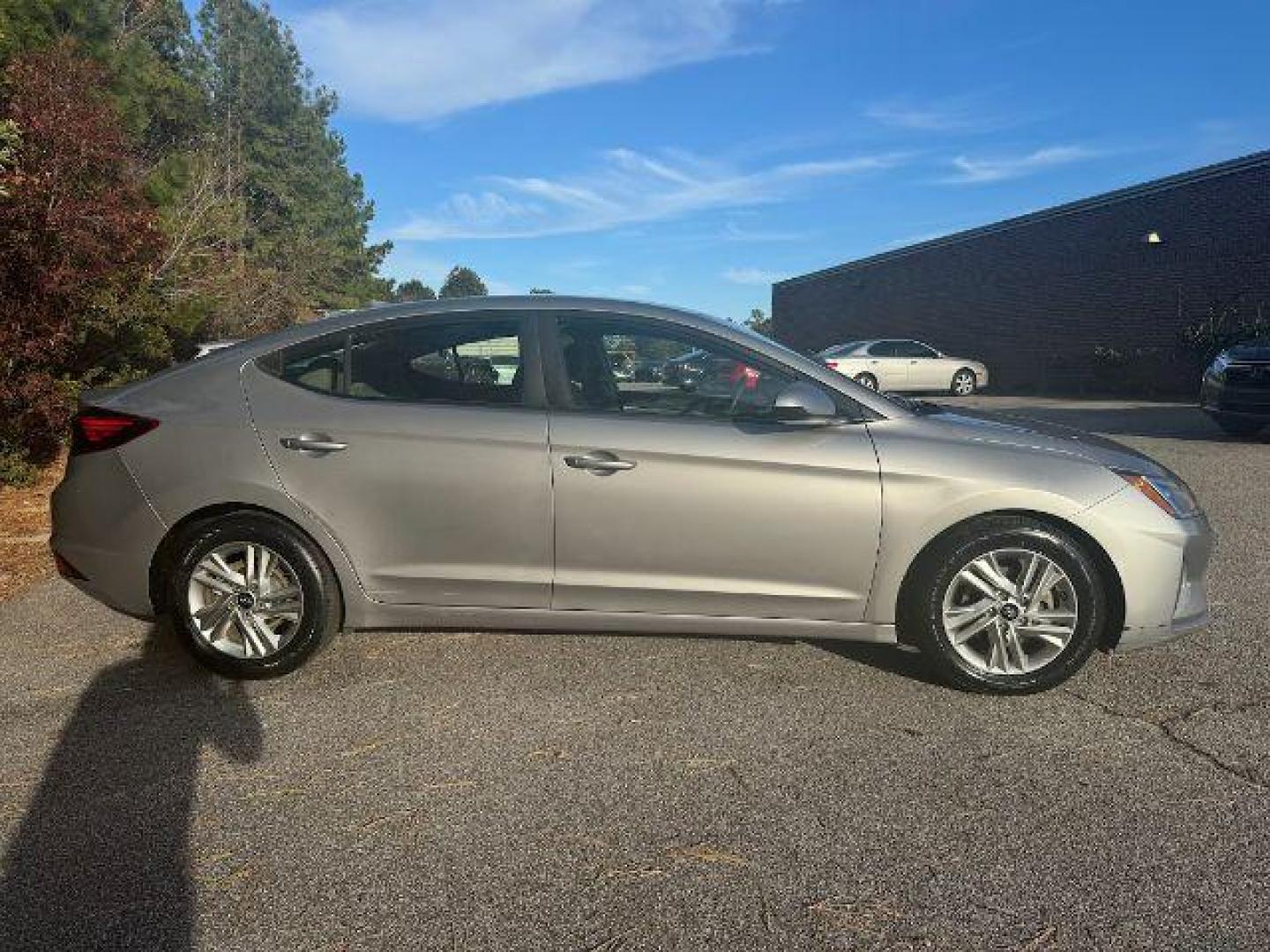 2020 /GRAY CLOTH Hyundai Elantra SEL (5NPD84LF3LH) with an 1.8L L4 DOHC 16V engine, 6-Speed Automatic transmission, located at 2761 East Hwy 501, Conway, SC, 29526, (843) 331-1151, 33.781528, -78.989883 - 2020 Hyundai Elantra SEL - Photo#3