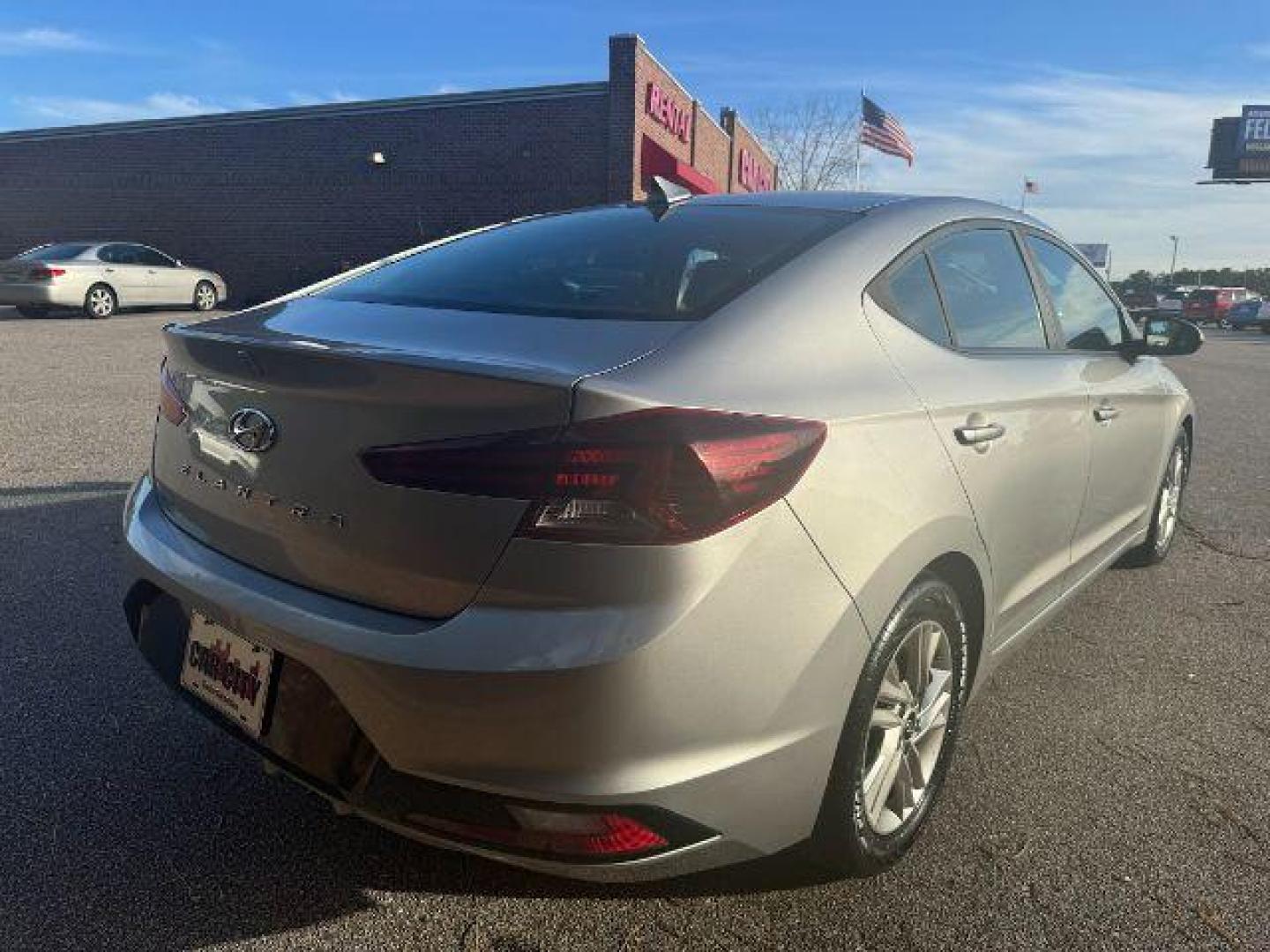 2020 /GRAY CLOTH Hyundai Elantra SEL (5NPD84LF3LH) with an 1.8L L4 DOHC 16V engine, 6-Speed Automatic transmission, located at 2761 East Hwy 501, Conway, SC, 29526, (843) 331-1151, 33.781528, -78.989883 - 2020 Hyundai Elantra SEL - Photo#4