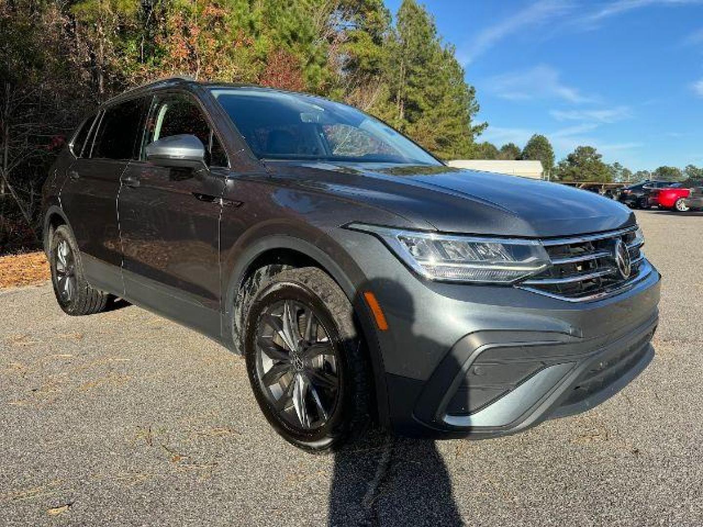 2022 /BLACK LEATHER Volkswagen Tiguan SE (3VV3B7AX6NM) with an 2.0L L4 DOHC 16V TURBO engine, 8-Speed Automatic transmission, located at 2761 East Hwy 501, Conway, SC, 29526, (843) 331-1151, 33.781528, -78.989883 - 2022 Volkswagen Tiguan SE - Photo#2