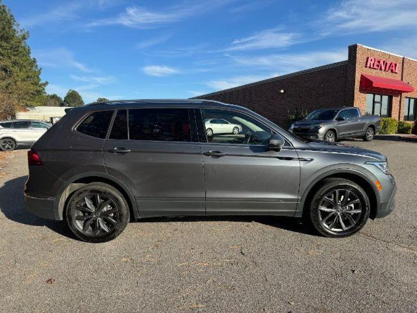 2022 /BLACK LEATHER Volkswagen Tiguan SE (3VV3B7AX6NM) with an 2.0L L4 DOHC 16V TURBO engine, 8-Speed Automatic transmission, located at 2761 East Hwy 501, Conway, SC, 29526, (843) 331-1151, 33.781528, -78.989883 - 2022 Volkswagen Tiguan SE - Photo#3