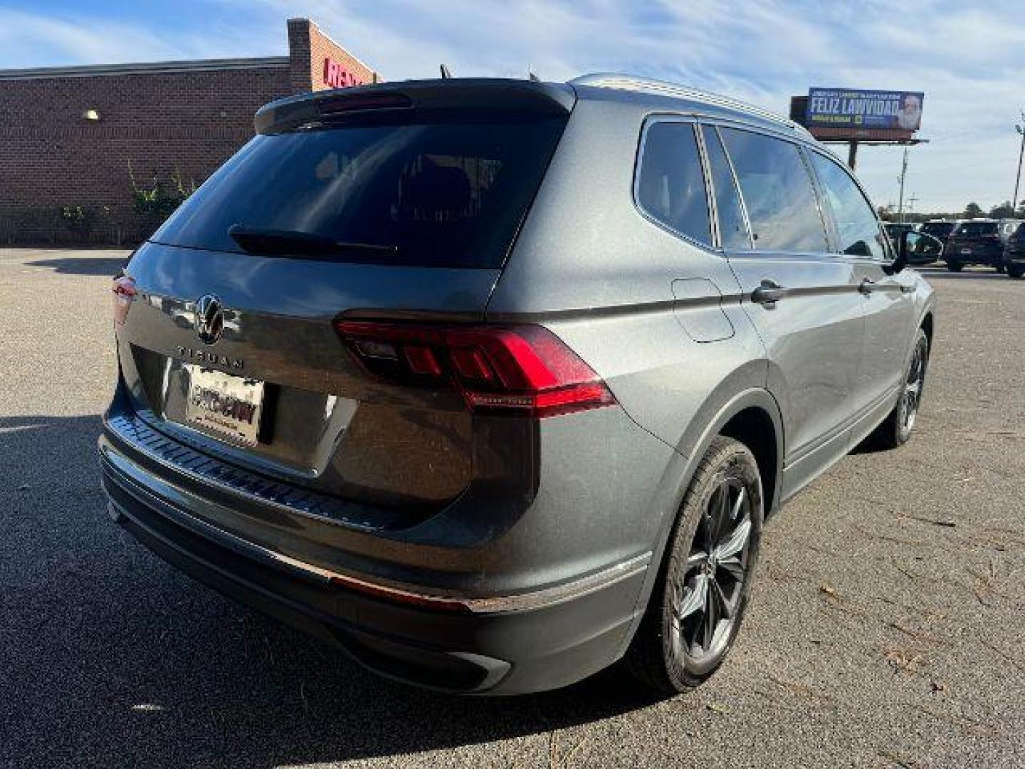 2022 /BLACK LEATHER Volkswagen Tiguan SE (3VV3B7AX6NM) with an 2.0L L4 DOHC 16V TURBO engine, 8-Speed Automatic transmission, located at 2761 East Hwy 501, Conway, SC, 29526, (843) 331-1151, 33.781528, -78.989883 - 2022 Volkswagen Tiguan SE - Photo#4