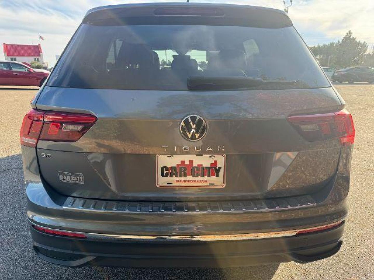 2022 /BLACK LEATHER Volkswagen Tiguan SE (3VV3B7AX6NM) with an 2.0L L4 DOHC 16V TURBO engine, 8-Speed Automatic transmission, located at 2761 East Hwy 501, Conway, SC, 29526, (843) 331-1151, 33.781528, -78.989883 - 2022 Volkswagen Tiguan SE - Photo#5