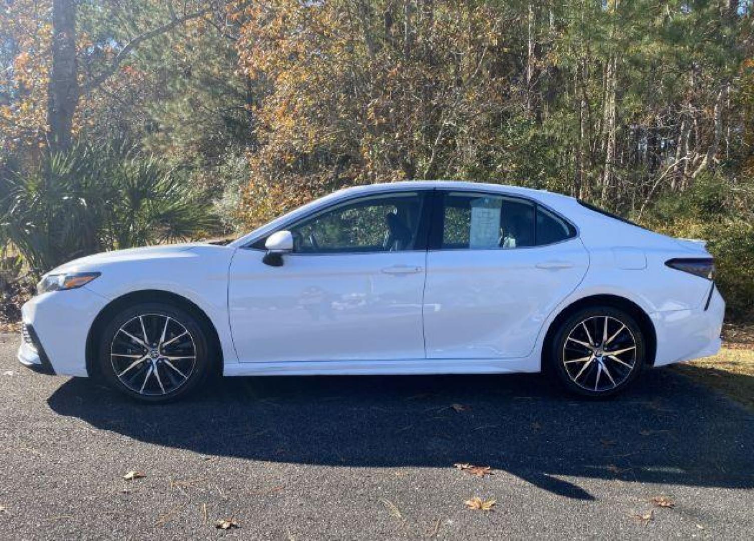 2023 /Black Toyota Camry SE (4T1G11AK7PU) with an 2.5L L4 DOHC 16V engine, 8-Speed Automatic transmission, located at 9146 Ocean Hwy West, Calabash, NC, 28467, (910) 579-1110, 33.928635, -78.576157 - 2023 Toyota Camry SE - Photo#2