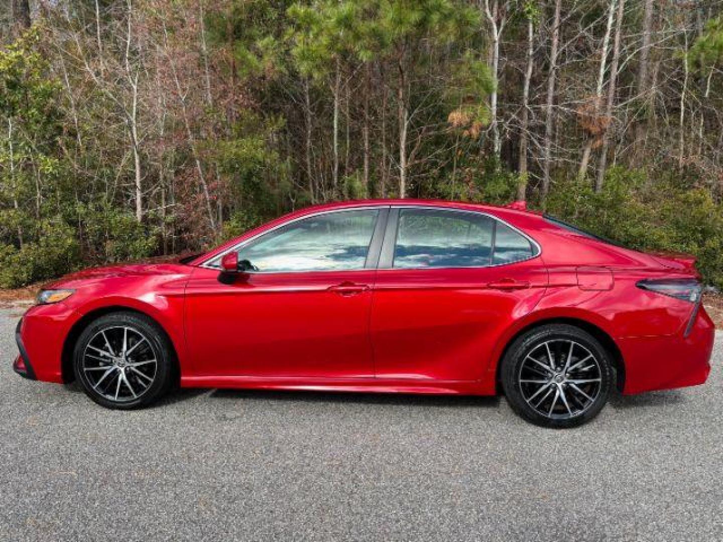 2021 /Black, leatherette/cloth Toyota Camry SE (4T1G11AK6MU) with an 2.5L L4 DOHC 16V engine, 8-Speed Automatic transmission, located at 2761 East Hwy 501, Conway, SC, 29526, (843) 331-1151, 33.781528, -78.989883 - 2021 Toyota Camry SE - Photo#1