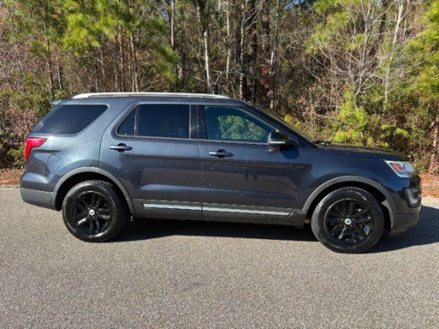 2017 /Ebony Black, premium Ford Explorer XLT FWD (1FM5K7D84HG) with an 3.5L V6 DOHC 24V engine, 6-Speed Automatic transmission, located at 2761 East Hwy 501, Conway, SC, 29526, (843) 331-1151, 33.781528, -78.989883 - 2017 Ford Explorer XLT FWD - Photo#2