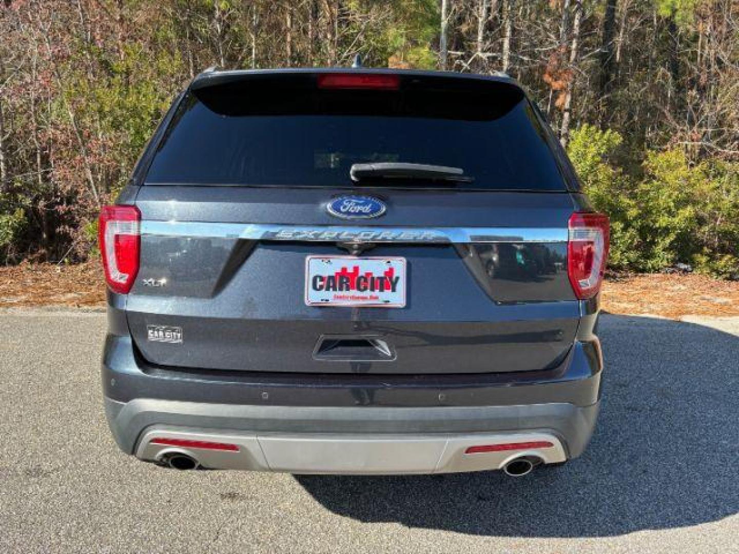 2017 /Ebony Black, premium Ford Explorer XLT FWD (1FM5K7D84HG) with an 3.5L V6 DOHC 24V engine, 6-Speed Automatic transmission, located at 2761 East Hwy 501, Conway, SC, 29526, (843) 331-1151, 33.781528, -78.989883 - 2017 Ford Explorer XLT FWD - Photo#4