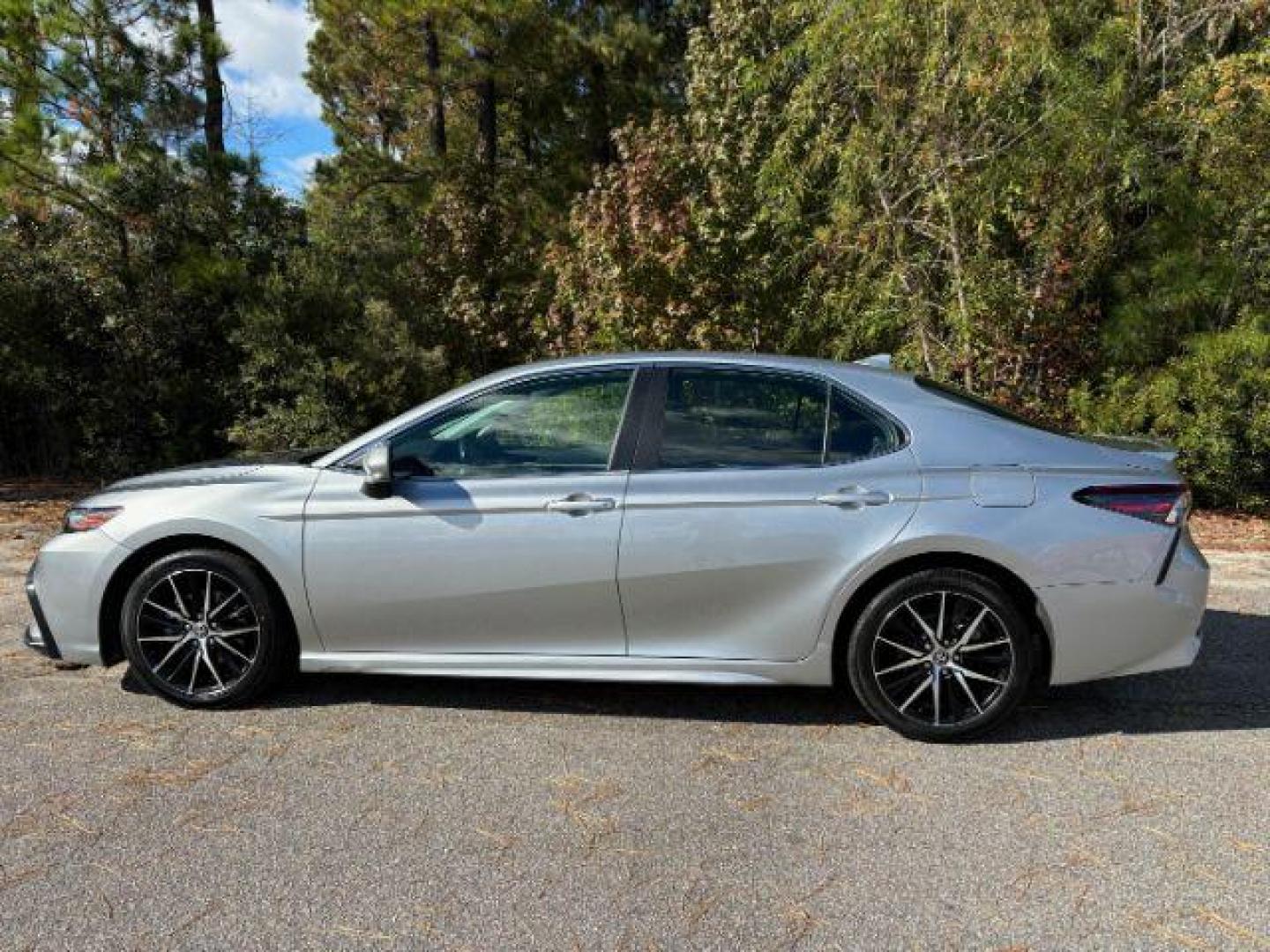 2022 /Black Toyota Camry SE (4T1G11AK4NU) with an 2.5L L4 DOHC 16V engine, 8-Speed Automatic transmission, located at 2761 East Hwy 501, Conway, SC, 29526, (843) 331-1151, 33.781528, -78.989883 - 2022 Toyota Camry SE - Photo#1