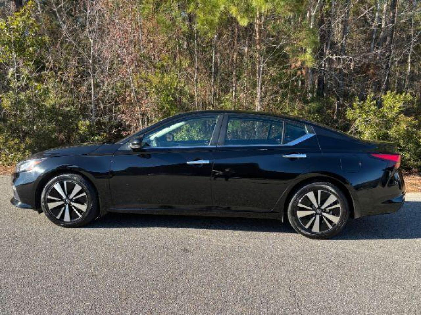 2022 /Charcoal Nissan Altima 2.5 SV (1N4BL4DV4NN) with an 2.5L L4 DOHC 16V engine, Continuously Variable Transmission transmission, located at 2761 East Hwy 501, Conway, SC, 29526, (843) 331-1151, 33.781528, -78.989883 - 2022 Nissan Altima 2.5 SV - Photo#2