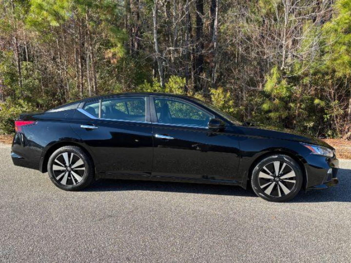 2022 /Charcoal Nissan Altima 2.5 SV (1N4BL4DV4NN) with an 2.5L L4 DOHC 16V engine, Continuously Variable Transmission transmission, located at 2761 East Hwy 501, Conway, SC, 29526, (843) 331-1151, 33.781528, -78.989883 - 2022 Nissan Altima 2.5 SV - Photo#3