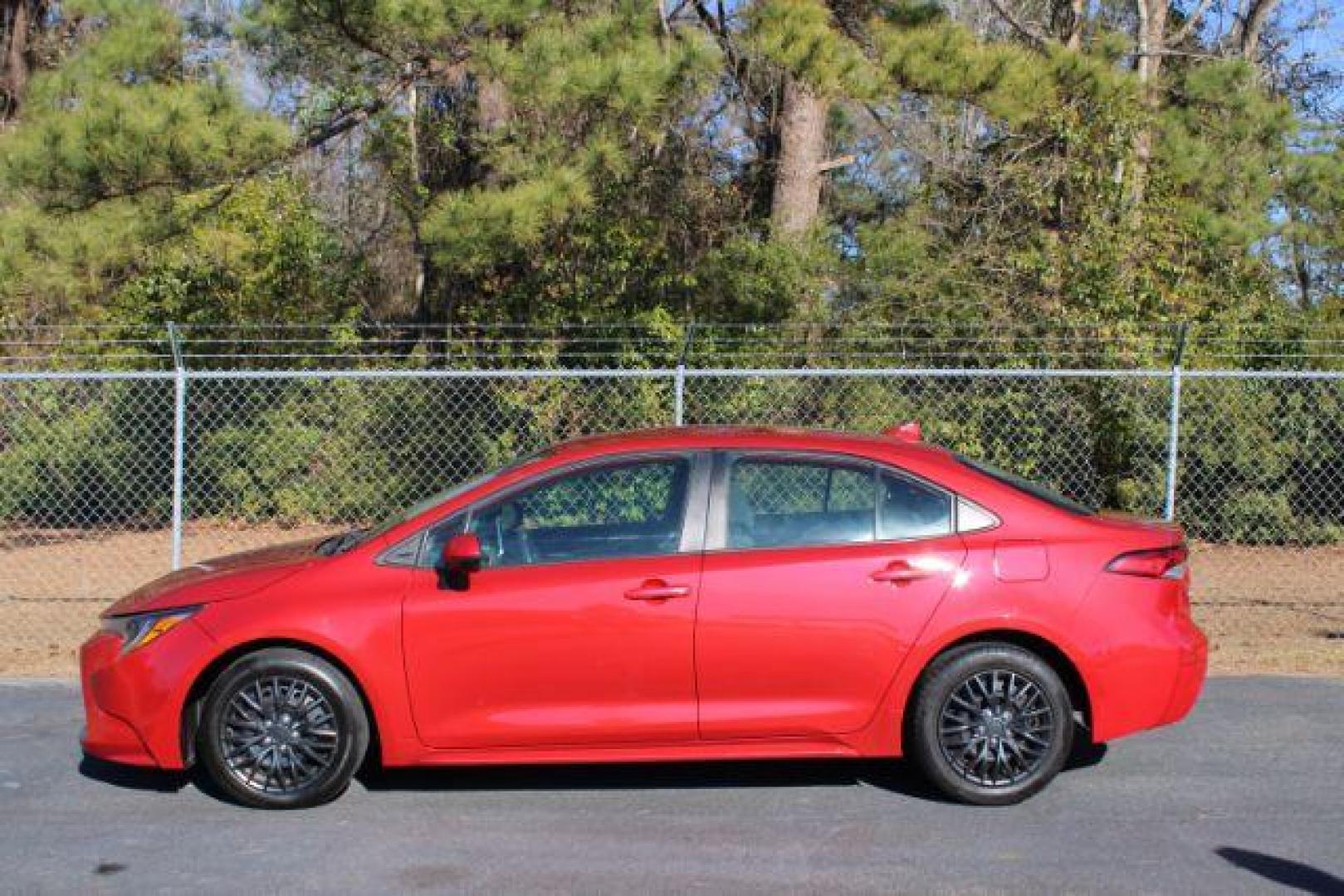 2021 /CHARCOAL CLOTH Toyota Corolla LE (5YFEPMAE6MP) with an 1.8L L4 DOHC 16V engine, Continuously Variabl transmission, located at 3598 James B White Hwy South, Whiteville, NC, 28472, (910) 642-3196, 34.294846, -78.732613 - 2021 Toyota Corolla LE - Photo#3