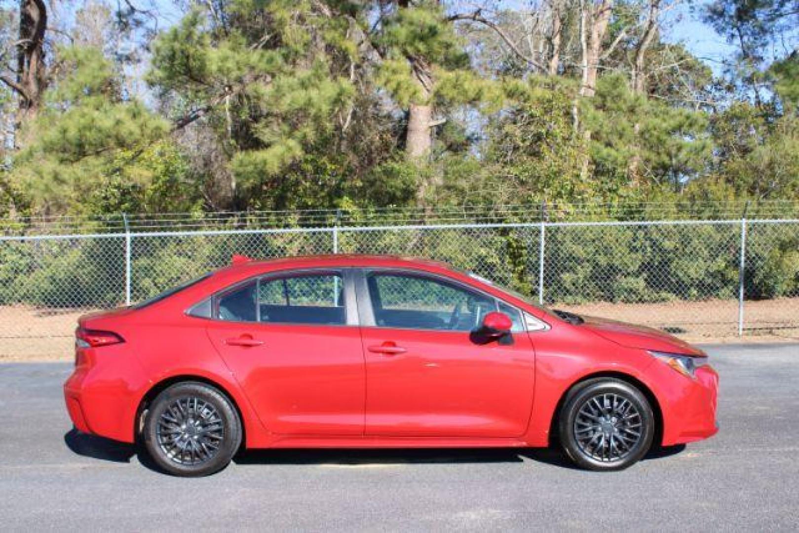 2021 /CHARCOAL CLOTH Toyota Corolla LE (5YFEPMAE6MP) with an 1.8L L4 DOHC 16V engine, Continuously Variabl transmission, located at 3598 James B White Hwy South, Whiteville, NC, 28472, (910) 642-3196, 34.294846, -78.732613 - 2021 Toyota Corolla LE - Photo#4