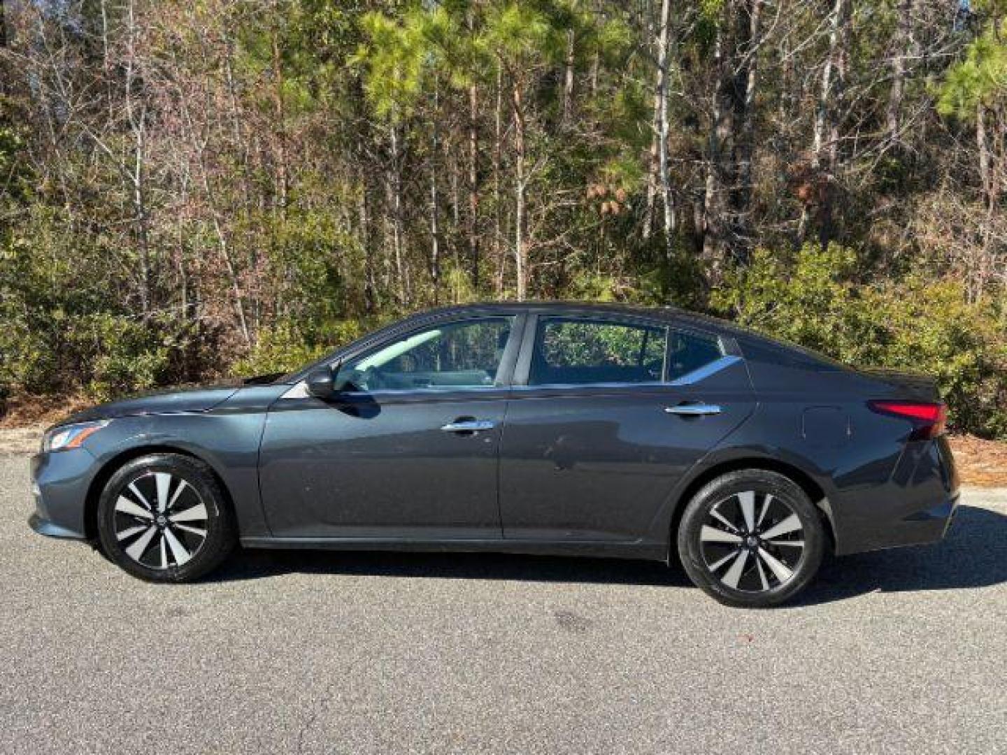 2022 /Charcoal Nissan Altima 2.5 SV (1N4BL4DV6NN) with an 2.5L L4 DOHC 16V engine, Continuously Variable Transmission transmission, located at 2761 East Hwy 501, Conway, SC, 29526, (843) 331-1151, 33.781528, -78.989883 - 2022 Nissan Altima 2.5 SV - Photo#1