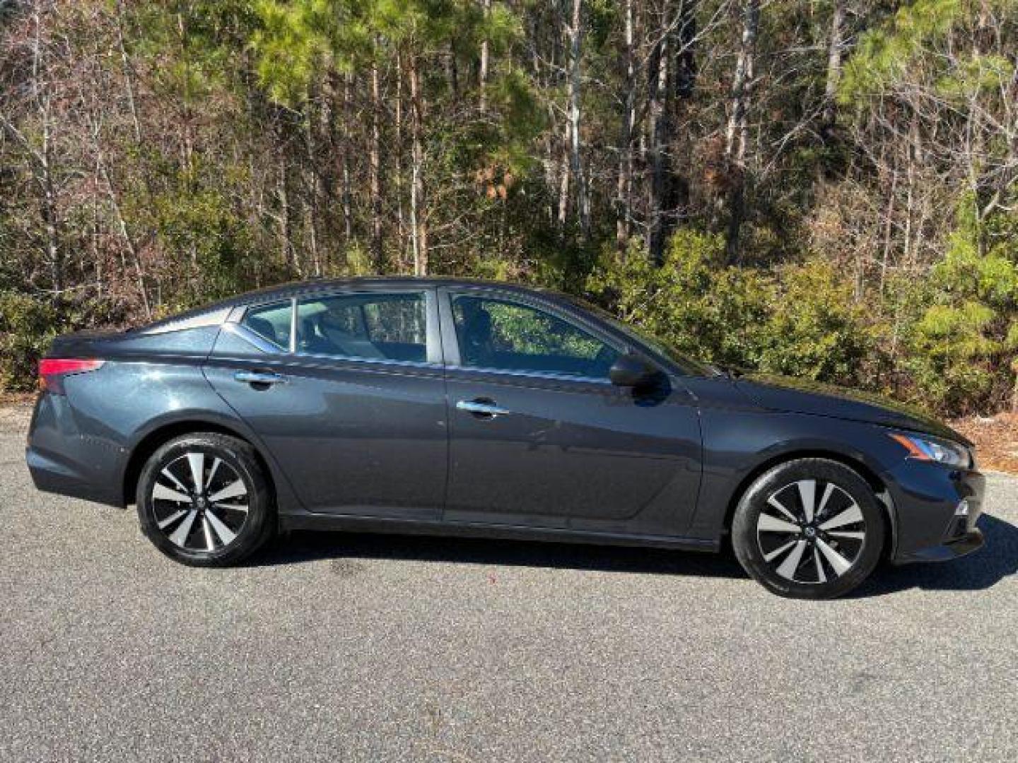 2022 /Charcoal Nissan Altima 2.5 SV (1N4BL4DV6NN) with an 2.5L L4 DOHC 16V engine, Continuously Variable Transmission transmission, located at 2761 East Hwy 501, Conway, SC, 29526, (843) 331-1151, 33.781528, -78.989883 - 2022 Nissan Altima 2.5 SV - Photo#2