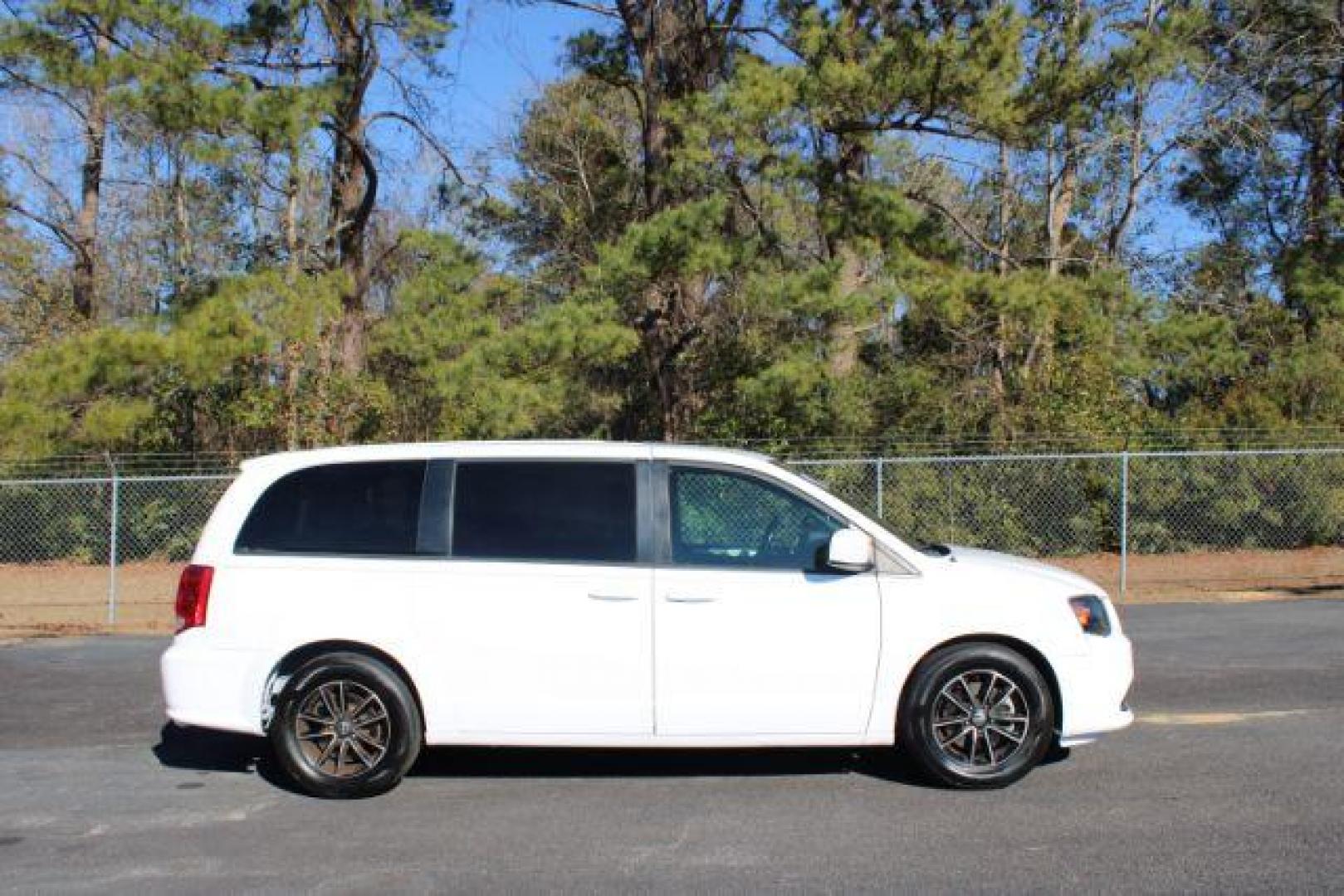 2019 /black leather Dodge Grand Caravan GT (2C4RDGEG8KR) with an 3.6L V6 DOHC 24V engine, 6-Speed Automatic transmission, located at 9146 Ocean Hwy West, Calabash, NC, 28467, (910) 579-1110, 33.928635, -78.576157 - 2019 Dodge Grand Caravan GT - Photo#4