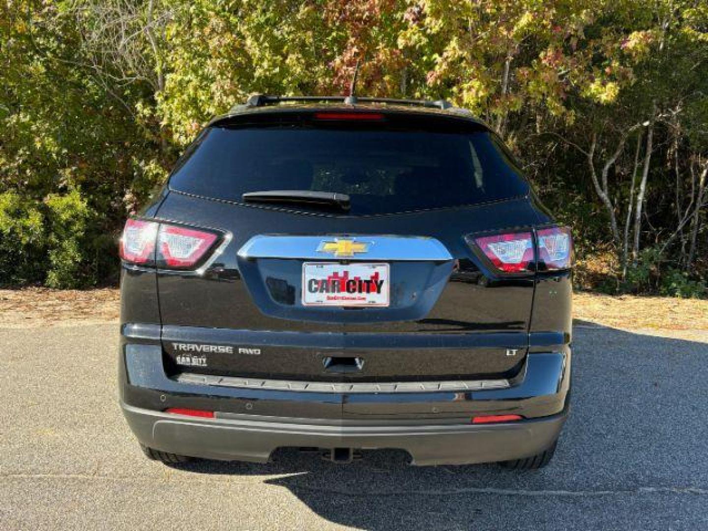 2017 /Ebony, leather Chevrolet Traverse 2LT AWD (1GNKVHKDXHJ) with an 3.6L V6 DOHC 24V engine, 6-Speed Automatic transmission, located at 9146 Ocean Hwy West, Calabash, NC, 28467, (910) 579-1110, 33.928635, -78.576157 - 2017 Chevrolet Traverse 2LT AWD - Photo#4