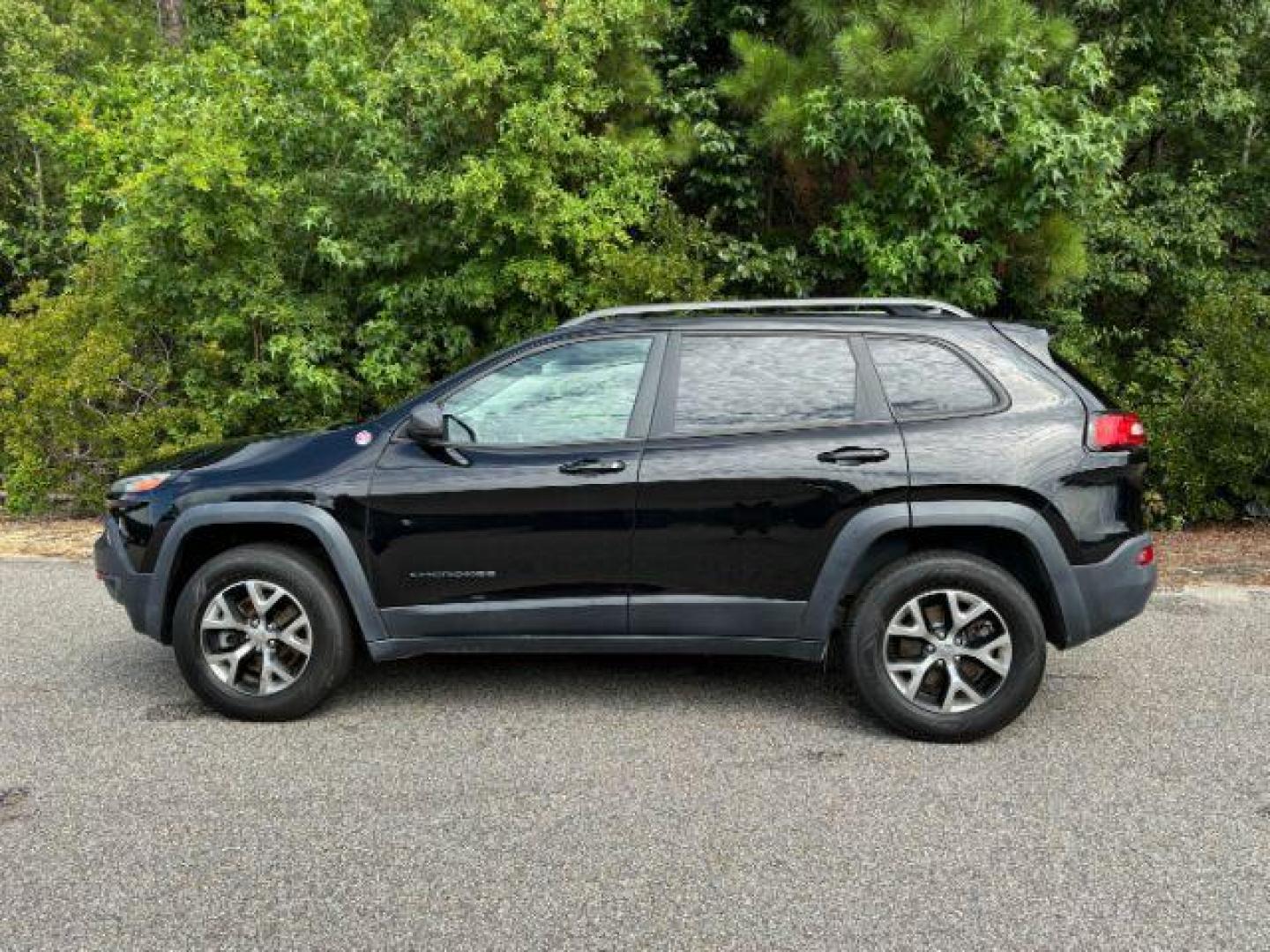 2017 /Black, leather/cloth Jeep Cherokee Trailhawk 4WD (1C4PJMBS4HW) with an 3.2L V6 DOHC 24V engine, 9-Speed Automatic transmission, located at 2761 East Hwy 501, Conway, SC, 29526, (843) 331-1151, 33.781528, -78.989883 - 2017 Jeep Cherokee Trailhawk 4WD - Photo#1