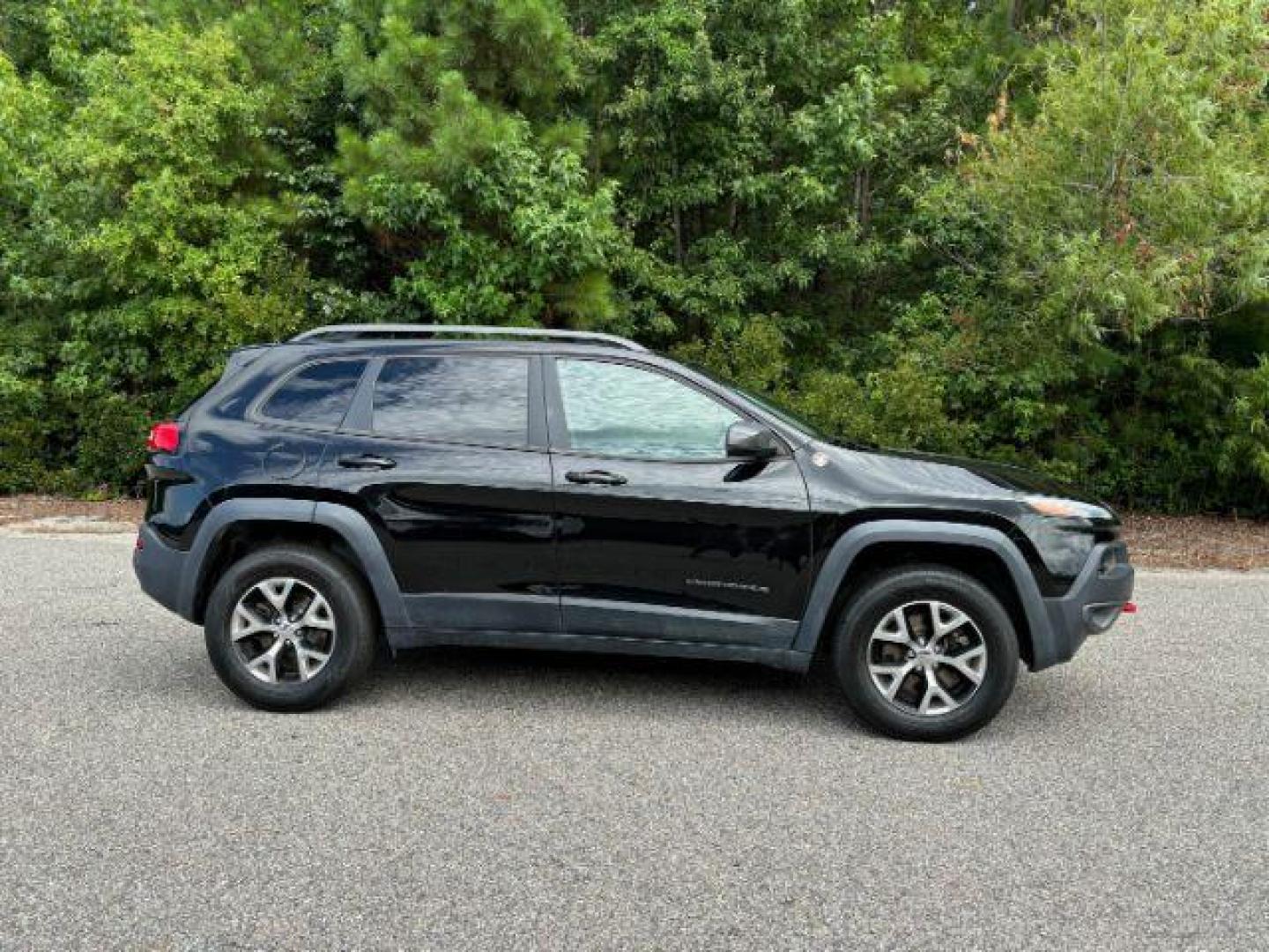 2017 /Black, leather/cloth Jeep Cherokee Trailhawk 4WD (1C4PJMBS4HW) with an 3.2L V6 DOHC 24V engine, 9-Speed Automatic transmission, located at 2761 East Hwy 501, Conway, SC, 29526, (843) 331-1151, 33.781528, -78.989883 - 2017 Jeep Cherokee Trailhawk 4WD - Photo#2