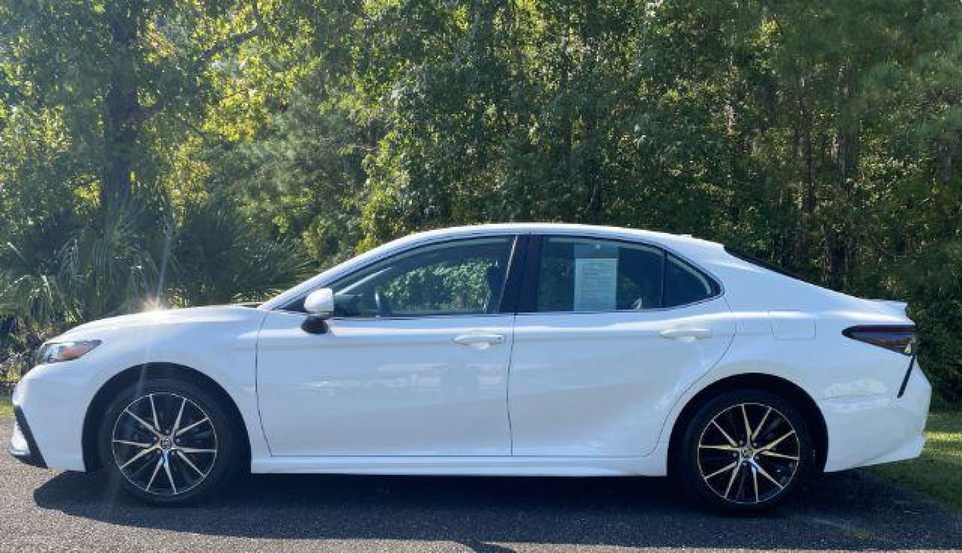 2022 /Black Toyota Camry SE (4T1G11AKXNU) with an 2.5L L4 DOHC 16V engine, 8-Speed Automatic transmission, located at 9146 Ocean Hwy West, Calabash, NC, 28467, (910) 579-1110, 33.928635, -78.576157 - 2022 Toyota Camry SE - Photo#2