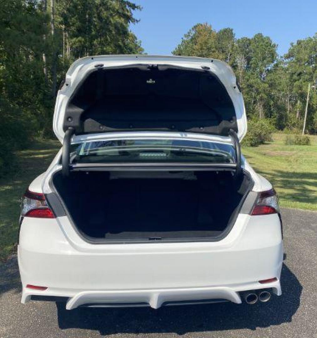 2022 /Black Toyota Camry SE (4T1G11AKXNU) with an 2.5L L4 DOHC 16V engine, 8-Speed Automatic transmission, located at 9146 Ocean Hwy West, Calabash, NC, 28467, (910) 579-1110, 33.928635, -78.576157 - 2022 Toyota Camry SE - Photo#8