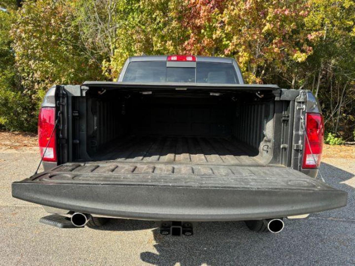 2019 /Black/Diesel Gray, cloth RAM 1500 Classic Tradesman Crew Cab SWB 4WD (1C6RR7LT2KS) with an 5.7L V8 OHV 16V engine, 8-Speed Automatic transmission, located at 2761 East Hwy 501, Conway, SC, 29526, (843) 331-1151, 33.781528, -78.989883 - 2019 RAM 1500 Classic Tradesman Crew Cab SWB 4WD - Photo#10