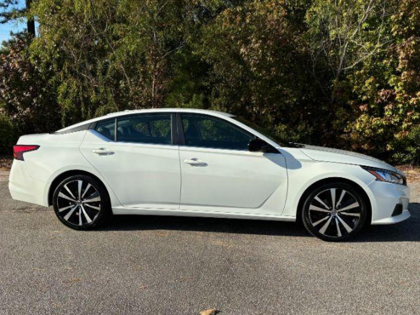 2022 /Sport Nissan Altima 2.5 SR (1N4BL4CV1NN) with an 2.5L L4 DOHC 16V engine, Continuously Variable Transmission transmission, located at 2761 East Hwy 501, Conway, SC, 29526, (843) 331-1151, 33.781528, -78.989883 - 2022 Nissan Altima 2.5 SR - Photo#2