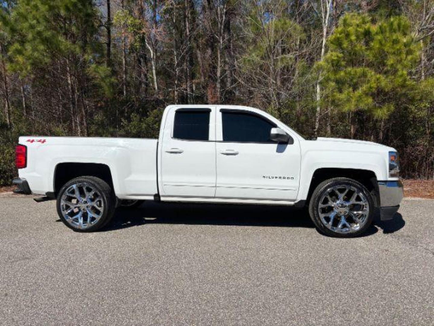 2018 /CHARCOAL CLOTH Chevrolet Silverado 1500 LT 4WD (1GCVKREH5JZ) with an Other engine, located at 2761 East Hwy 501, Conway, SC, 29526, (843) 331-1151, 33.781528, -78.989883 - 2018 Chevrolet Silverado 1500 LT 4WD - Photo#2