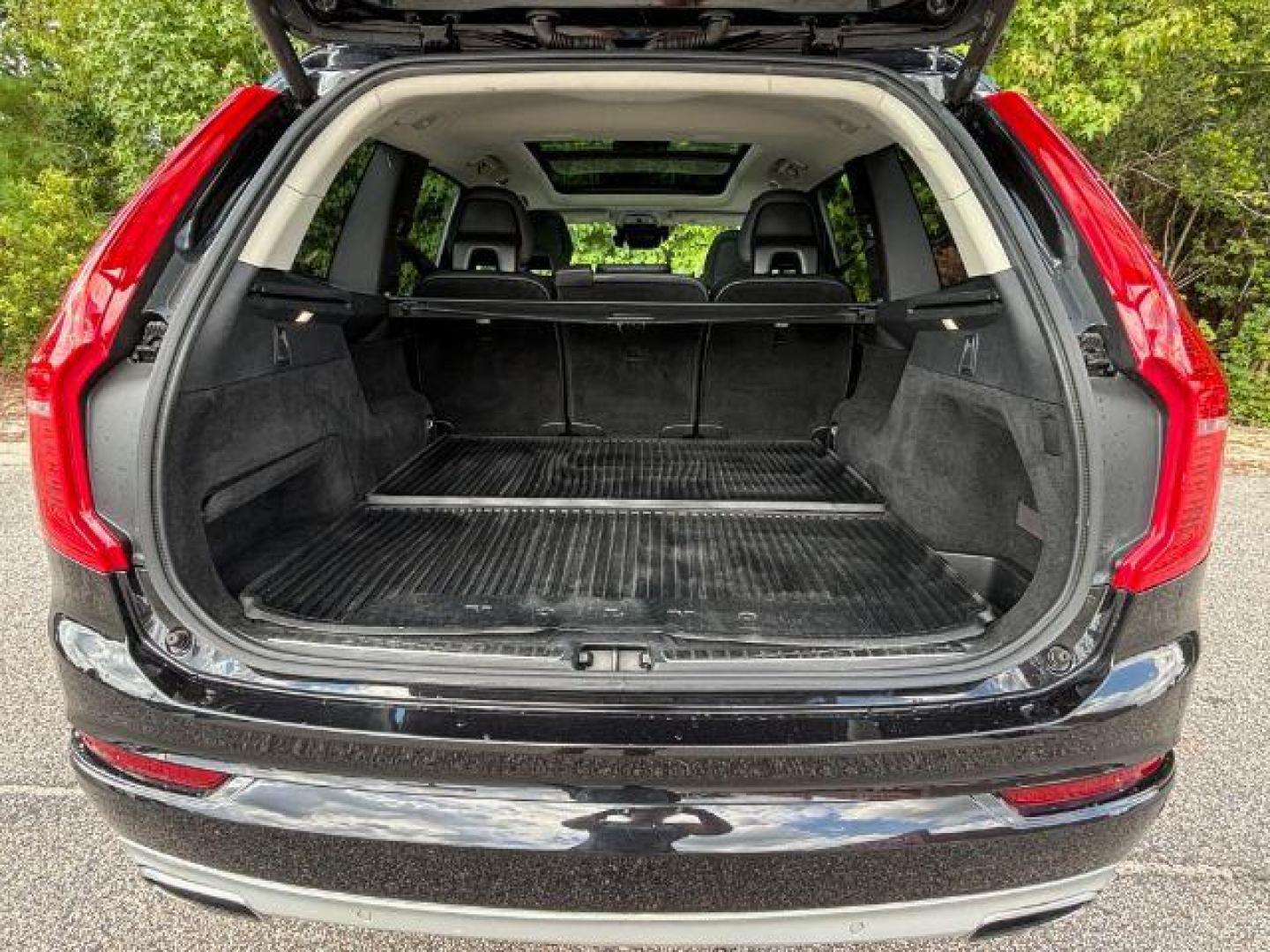 2016 /Charcoal, leather Volvo XC90 T5 Momentum AWD (YV4102XK0G1) with an 2.0L L4 DOHC 16V engine, 8-Speed Automatic transmission, located at 2761 East Hwy 501, Conway, SC, 29526, (843) 331-1151, 33.781528, -78.989883 - 2016 Volvo XC90 T5 Momentum AWD - Photo#10