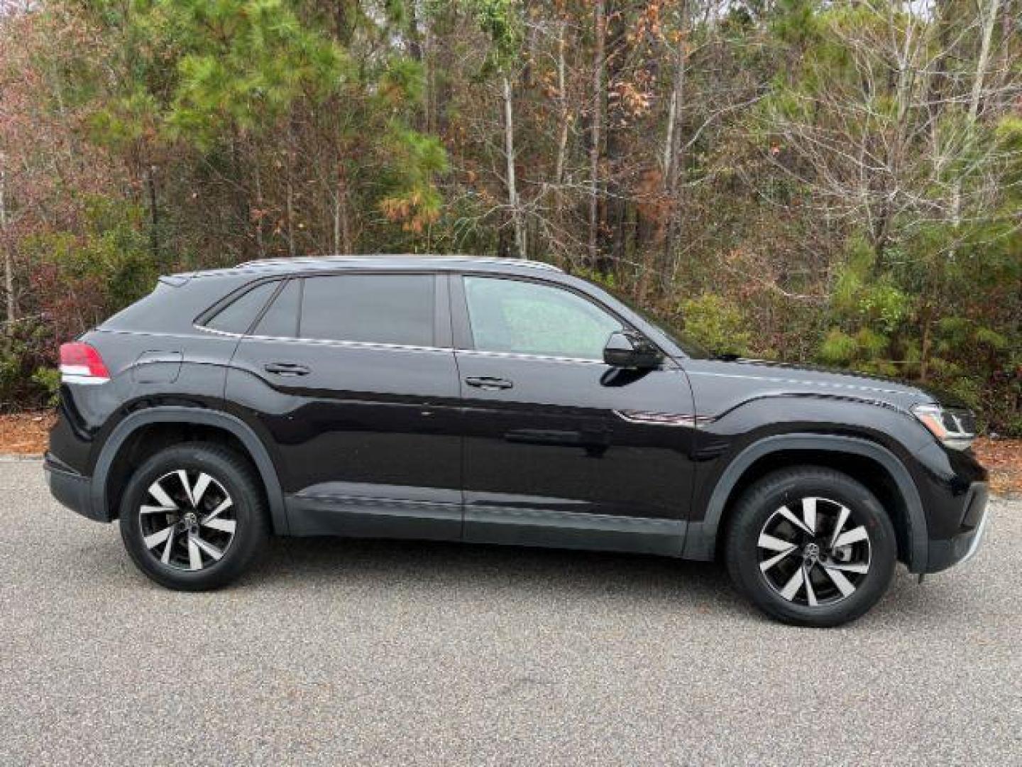 2020 /BLACK LEATHER Volkswagen Atlas Cross Sport SE 4MOTION (1V24C2CA6LC) with an 2.0L L4 DOHC 16V engine, 8-Speed Automatic transmission, located at 2761 East Hwy 501, Conway, SC, 29526, (843) 331-1151, 33.781528, -78.989883 - 2020 Volkswagen Atlas Cross Sport SE 4MOTION - Photo#2