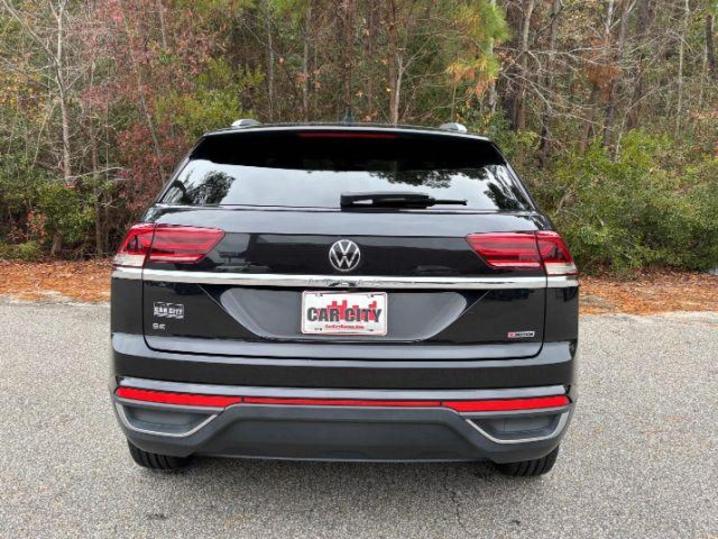 2020 /BLACK LEATHER Volkswagen Atlas Cross Sport SE 4MOTION (1V24C2CA6LC) with an 2.0L L4 DOHC 16V engine, 8-Speed Automatic transmission, located at 2761 East Hwy 501, Conway, SC, 29526, (843) 331-1151, 33.781528, -78.989883 - 2020 Volkswagen Atlas Cross Sport SE 4MOTION - Photo#4