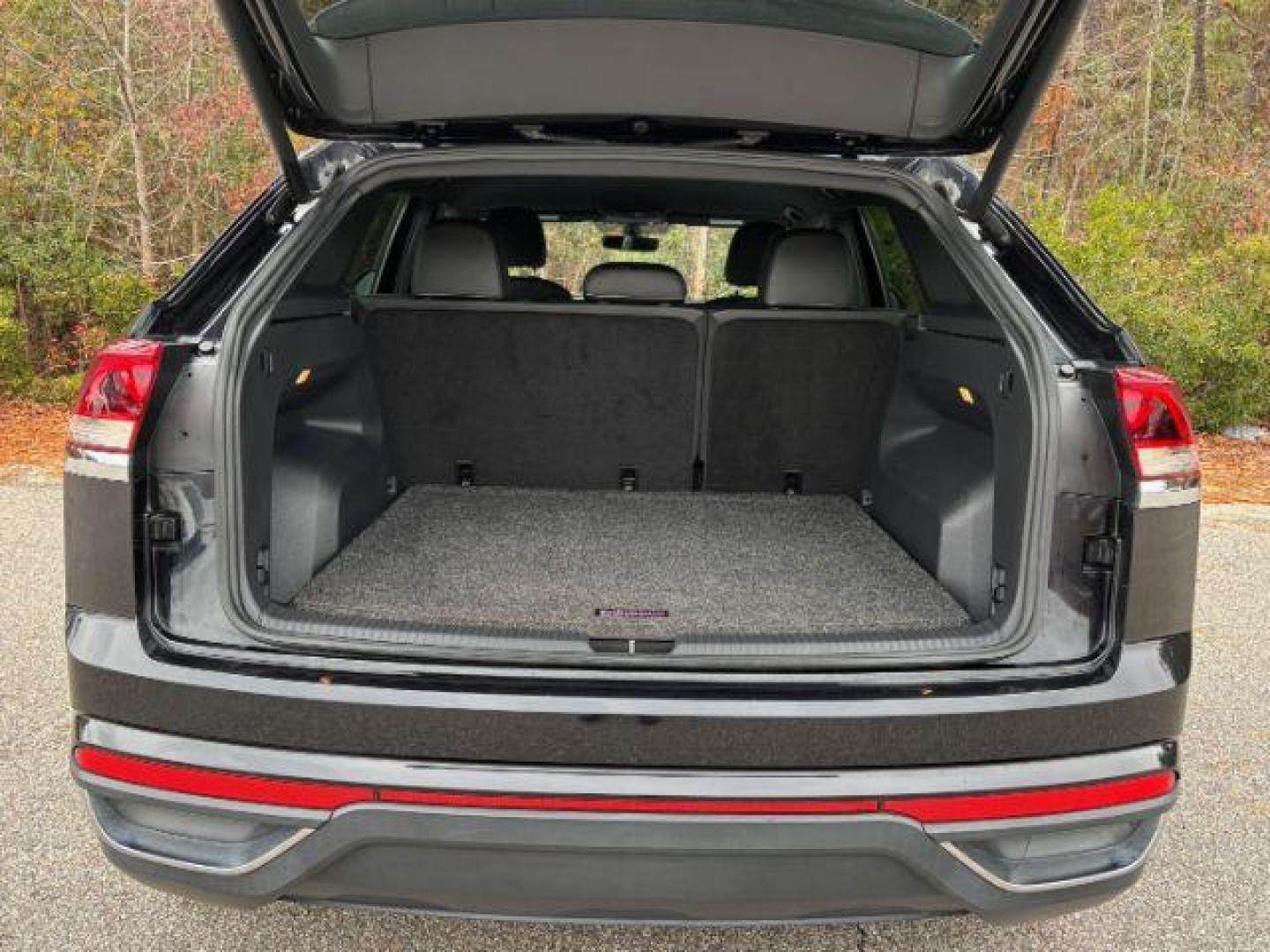 2020 /BLACK LEATHER Volkswagen Atlas Cross Sport SE 4MOTION (1V24C2CA6LC) with an 2.0L L4 DOHC 16V engine, 8-Speed Automatic transmission, located at 2761 East Hwy 501, Conway, SC, 29526, (843) 331-1151, 33.781528, -78.989883 - 2020 Volkswagen Atlas Cross Sport SE 4MOTION - Photo#9