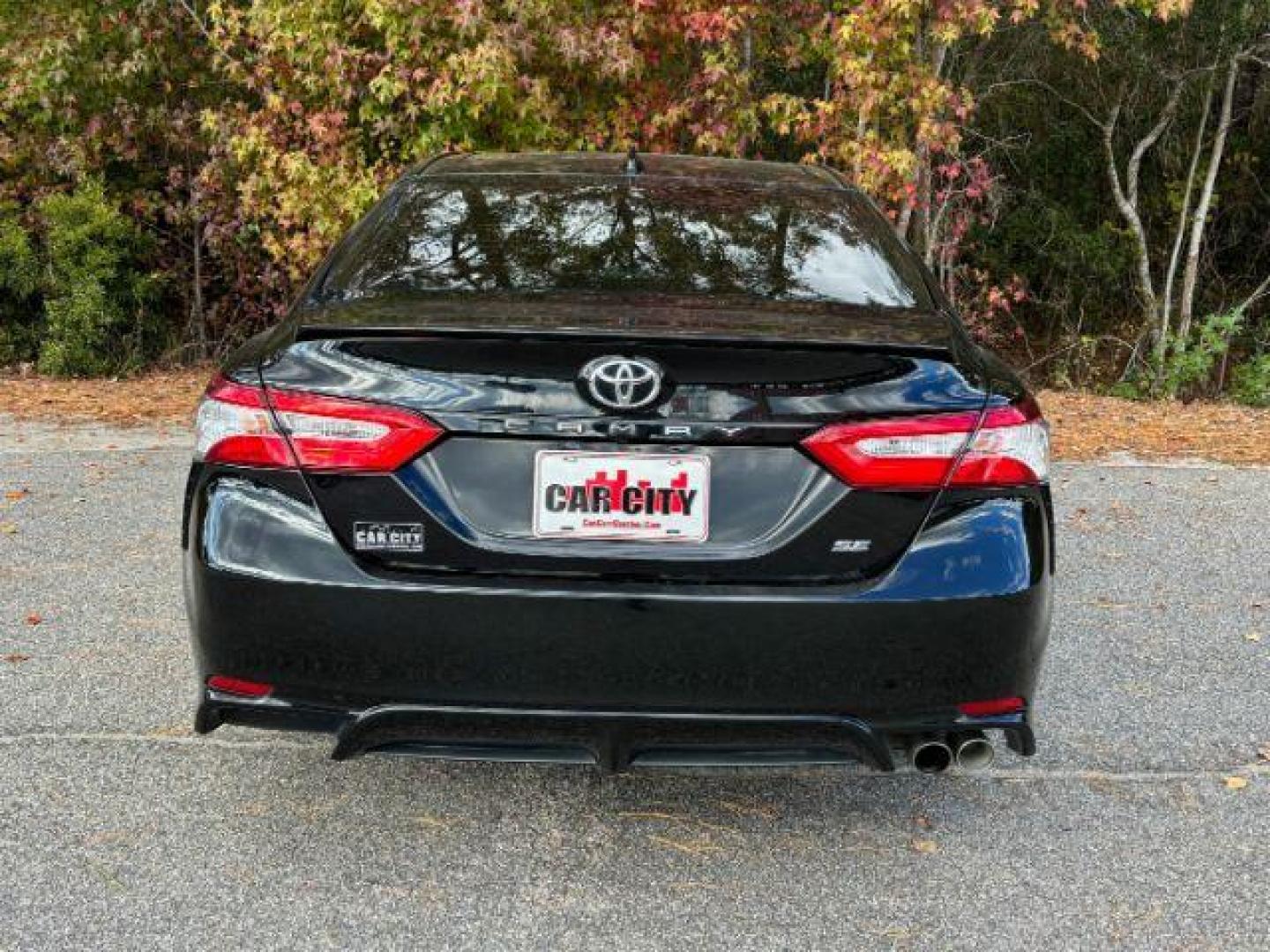 2020 /Black, leatherette/c Toyota Camry SE (4T1G11AK8LU) with an 2.5L L4 DOHC 16V engine, 8-Speed Automatic transmission, located at 2761 East Hwy 501, Conway, SC, 29526, (843) 331-1151, 33.781528, -78.989883 - 2020 Toyota Camry SE - Photo#4