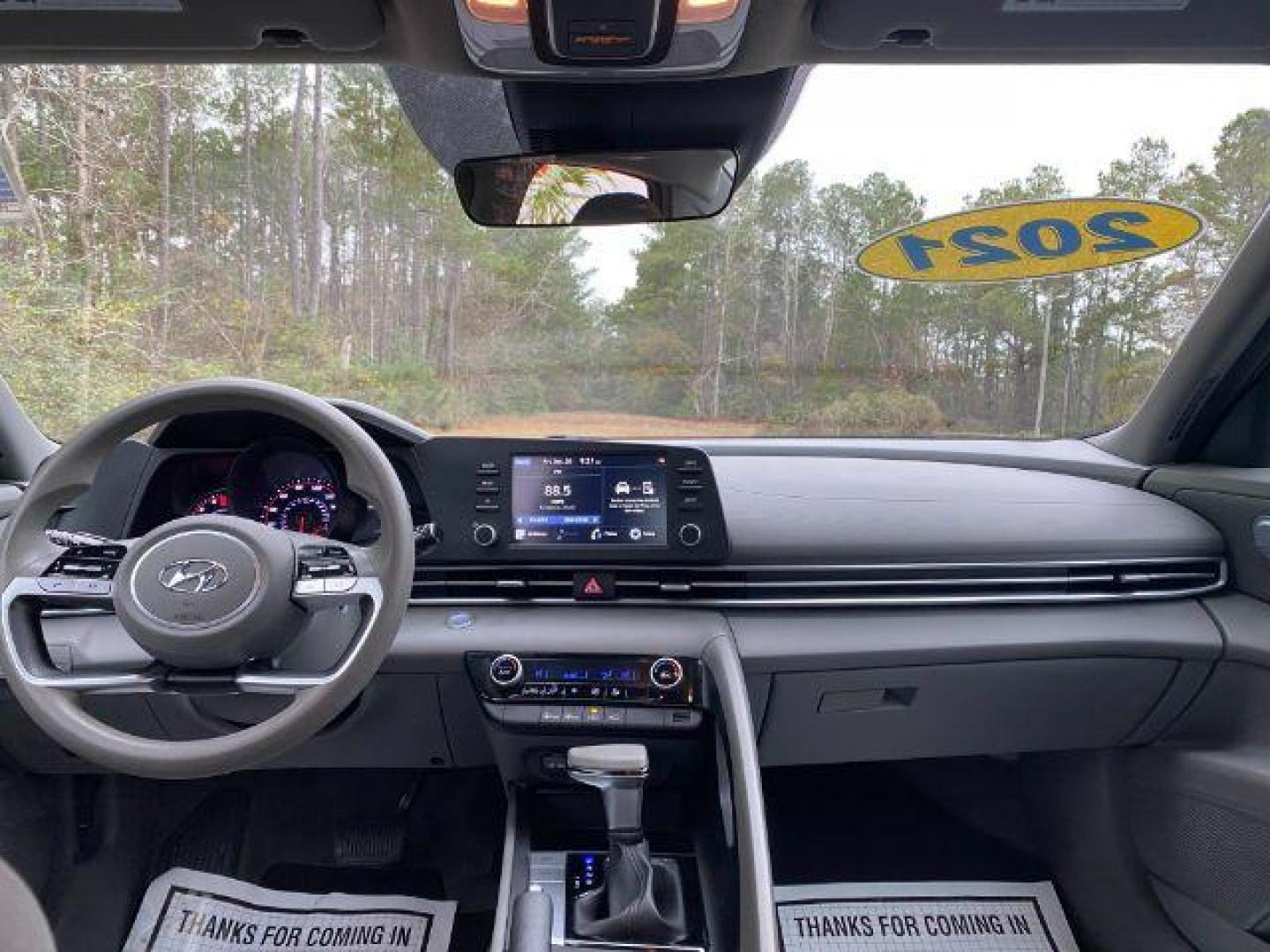 2021 /Medium Gray Hyundai Elantra SEL (5NPLM4AG1MH) with an 2.0L L4 DOHC 16V engine, 6-Speed Automatic transmission, located at 9146 Ocean Hwy West, Calabash, NC, 28467, (910) 579-1110, 33.928635, -78.576157 - 2021 Hyundai Elantra SEL - Photo#5