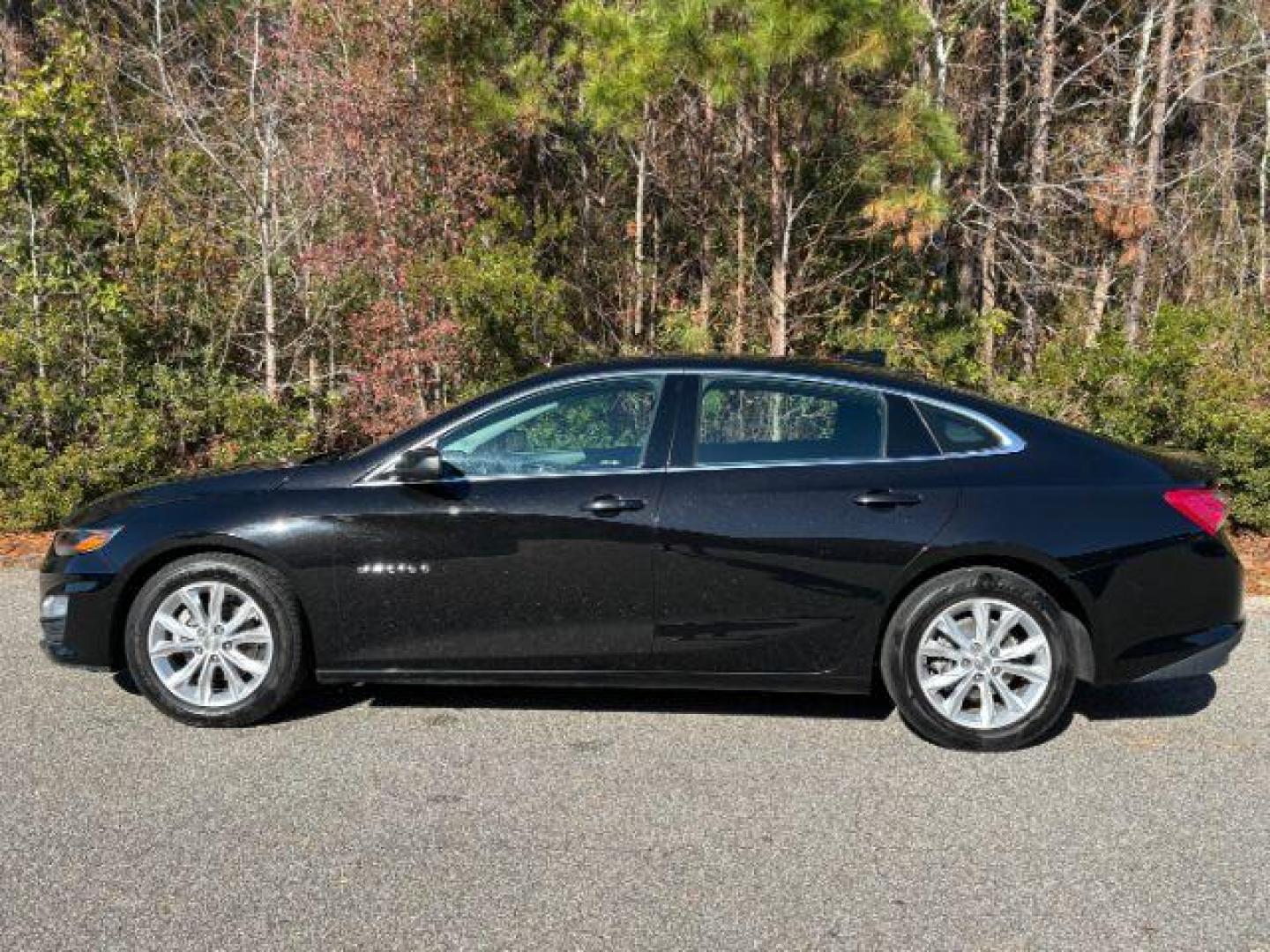 2022 /Jet Black Chevrolet Malibu LT (1G1ZD5ST6NF) with an 1.5L L4 DOHC 16V engine, 6-Speed Automatic transmission, located at 2761 East Hwy 501, Conway, SC, 29526, (843) 331-1151, 33.781528, -78.989883 - 2022 Chevrolet Malibu LT - Photo#3